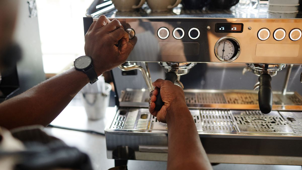 air berkapur dan mesin kopi