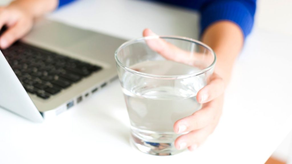 minum air saat kerja