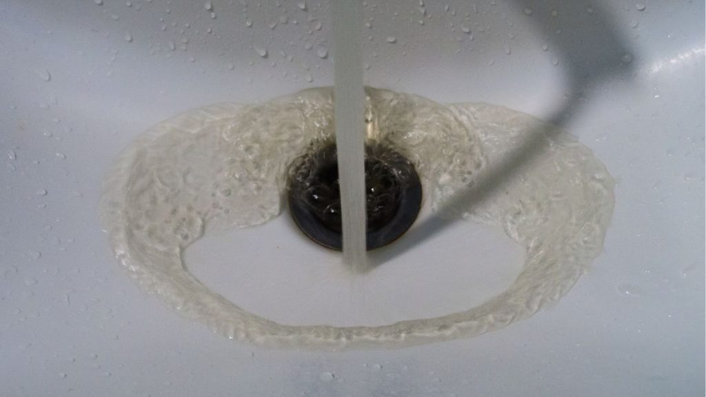 air rumah bau setelah hujan