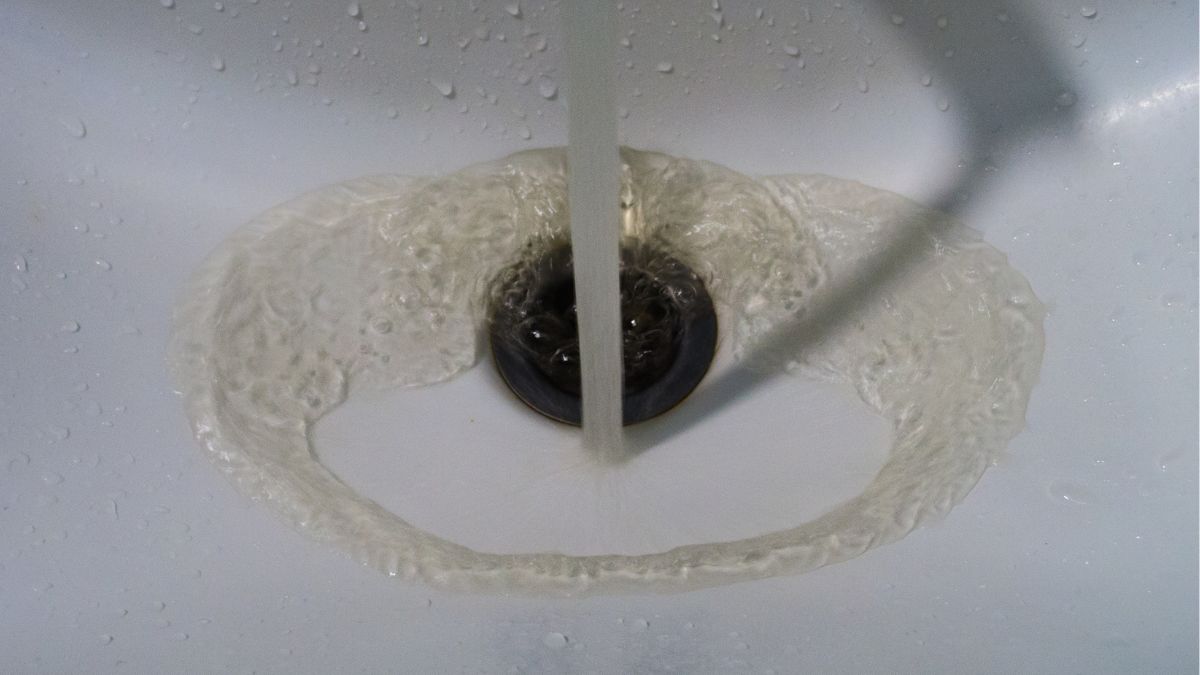 air rumah bau setelah hujan