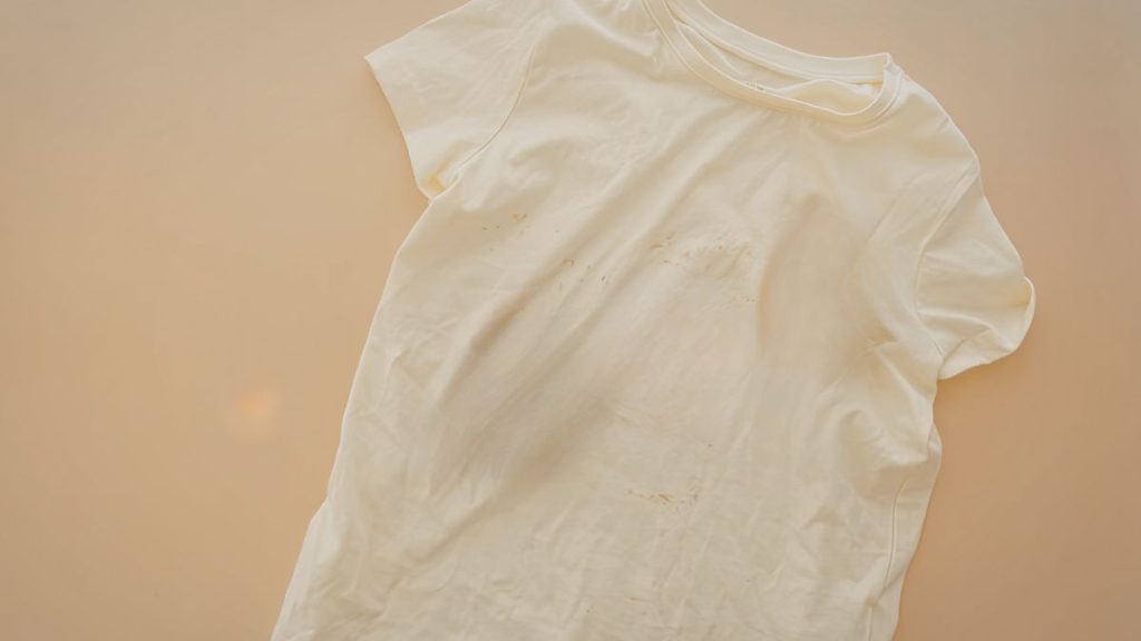 Air bikin noda kuning di baju putih