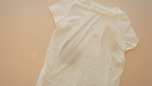 Air bikin noda kuning di baju putih